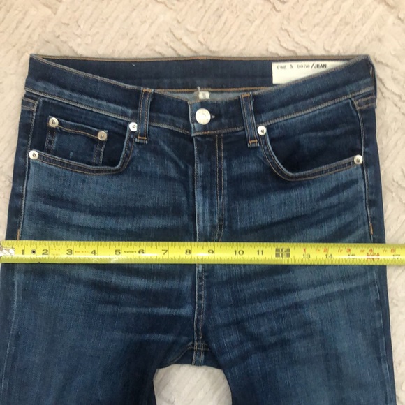 Rag & Bone / JEAN 10 inch capri, Style Modele in Color Stanwix
Size 29 - Picture 13 of 16